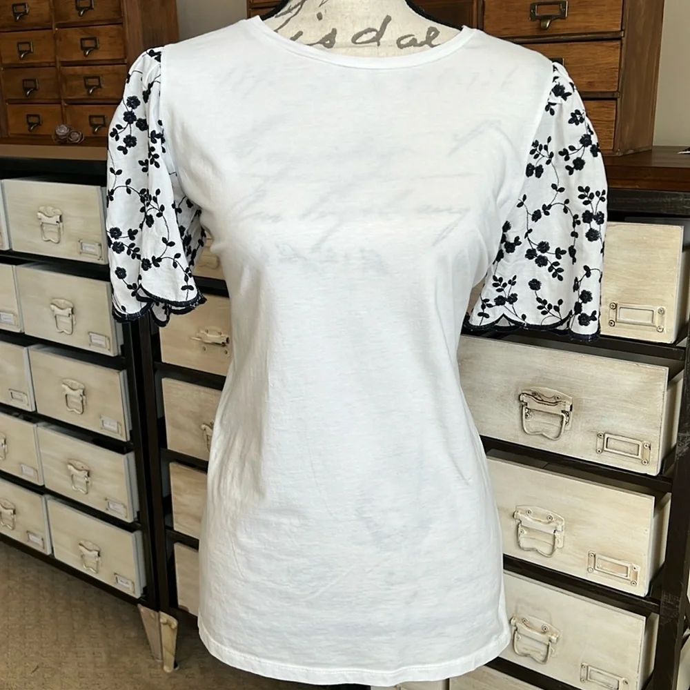 Ann Taylor Navy & White Embroidered Floral Top - Picture 1 of 4